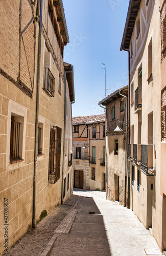 Estrecha calle peatonal en rampa en el barrio antiguo de la juder  a de Segovia  Espa  a