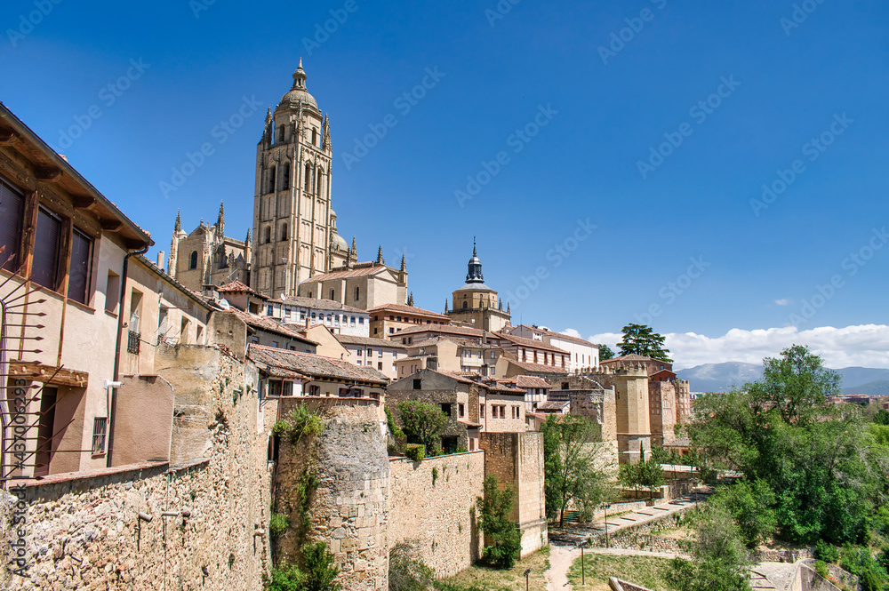 Murallas medievales de Segovia, España, con la torre campanario de la catedral gótica al fondo