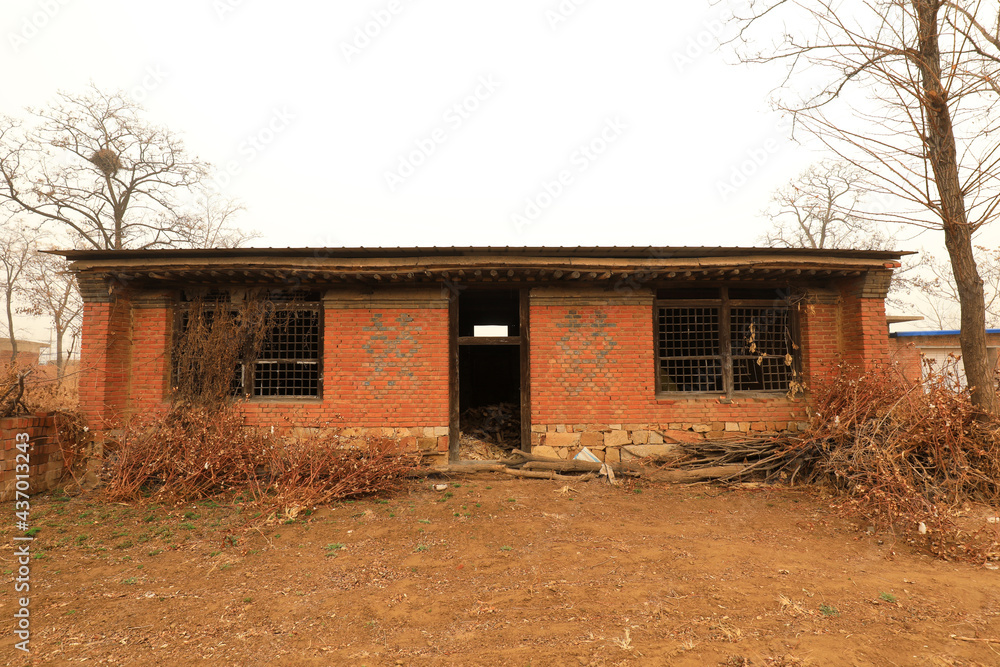 Old houses that are idle and abandoned are in the countryside Old houses that are idle and abandoned are in the countryside