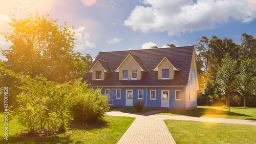 Haus als Eigenheim mit Garten in der Natur im Sommer photo