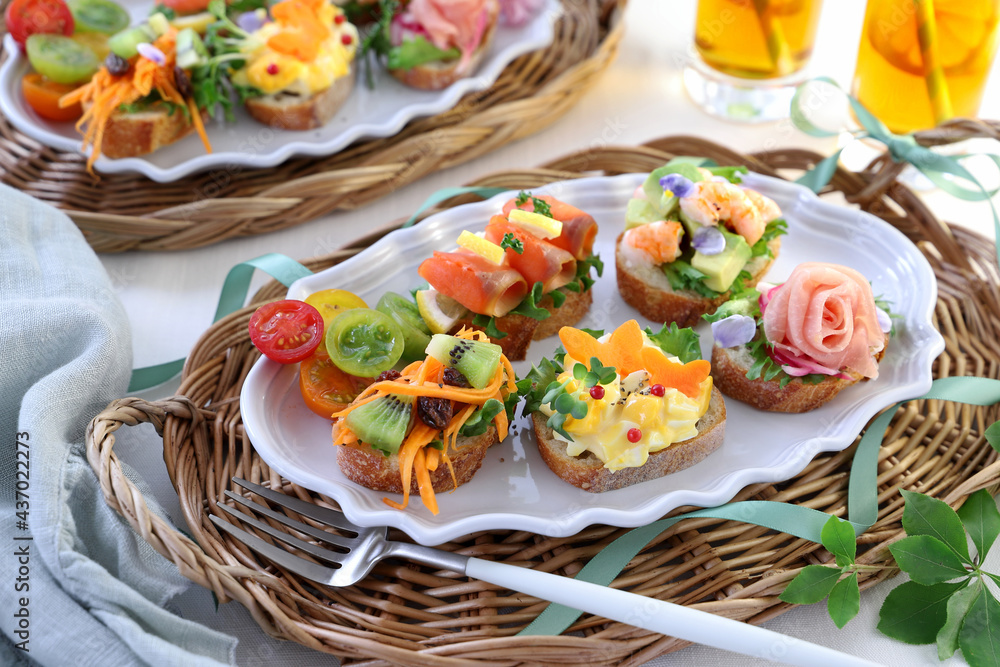 Fototapeta premium 初夏のタルティーヌ オープンサンド