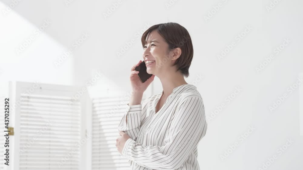 女性・スマートフォン・スマホ・電話・通話 女性・スマートフォン・スマホ・電話・通話