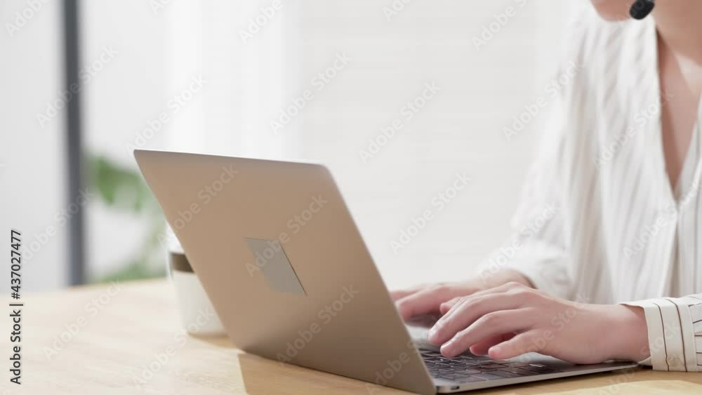 テレワーク・リモートワーク・webカメラ・女性