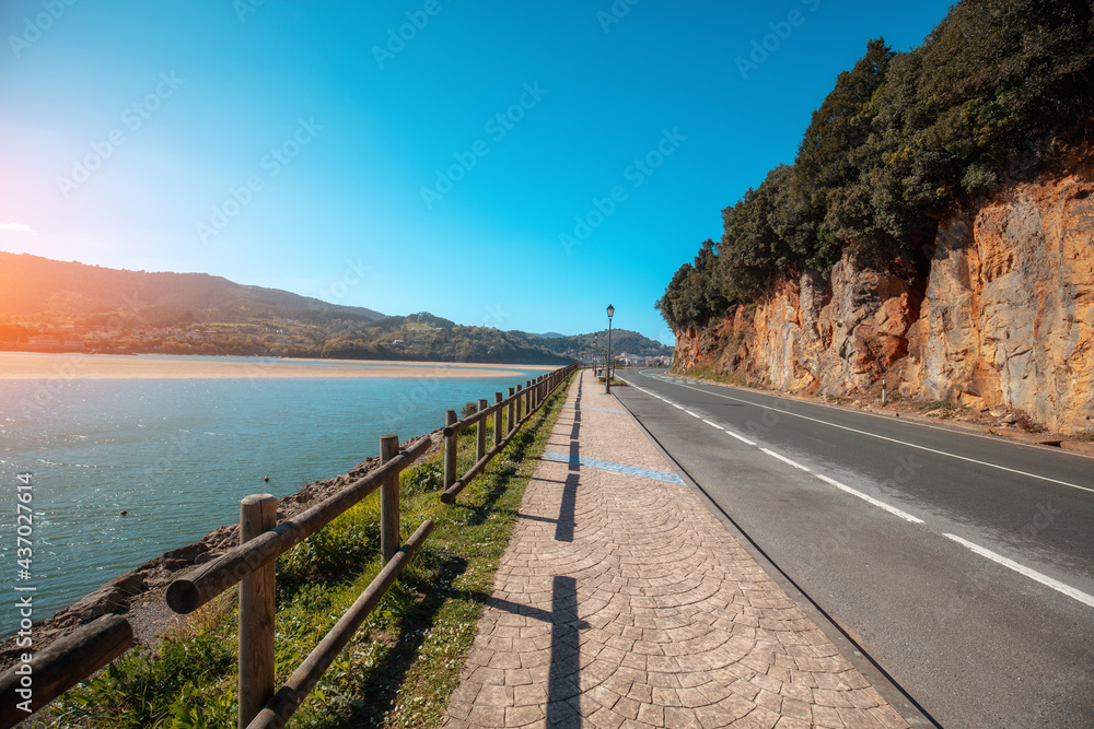 Obraz premium Embankment in Mundaka, Basque Country, northern Spain. The road to the mouth of the Mundaka along the Urdaibai Biosphere Reserve