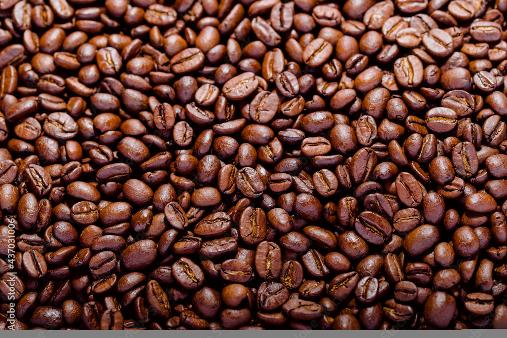 Obraz premium Roasted brown coffee beans background