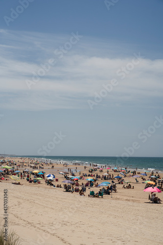 Playa con gente y el cielo azul © MiguelAngelJunquera