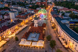 Białystok, widok z lotu ptaka o zmierzchu na Ratusz, Rynek Kościuszki i koło widokowe