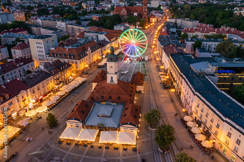 Białystok, widok z lotu ptaka o zmierzchu na Ratusz, Rynek Kościuszki i koło widokowe