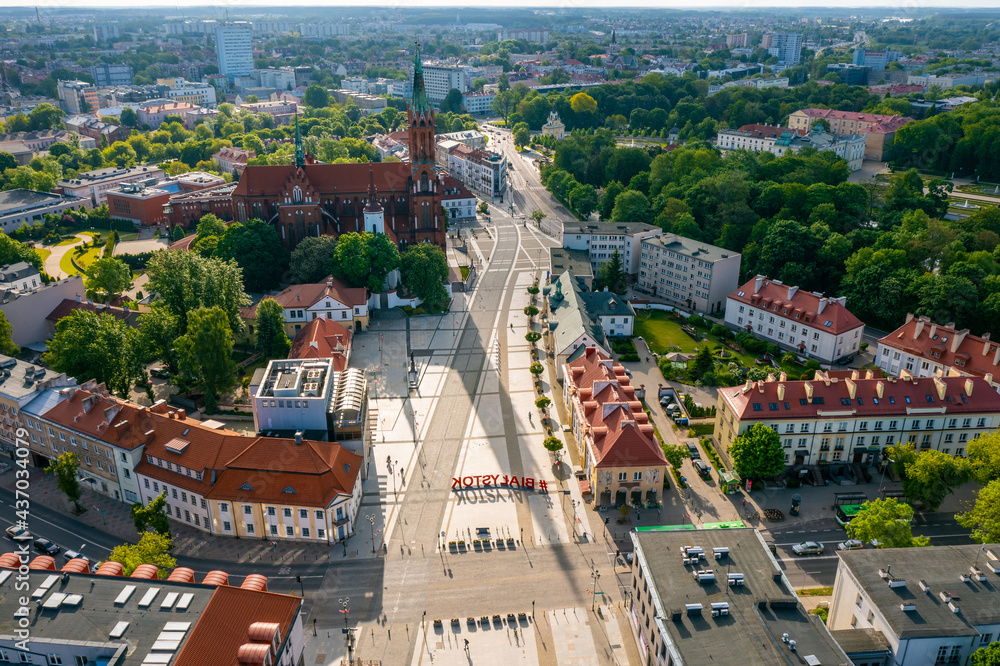 Białystok, widok z lotu ptaka na Rynek Kościuszki i kościół farny - obrazy, fototapety, plakaty 