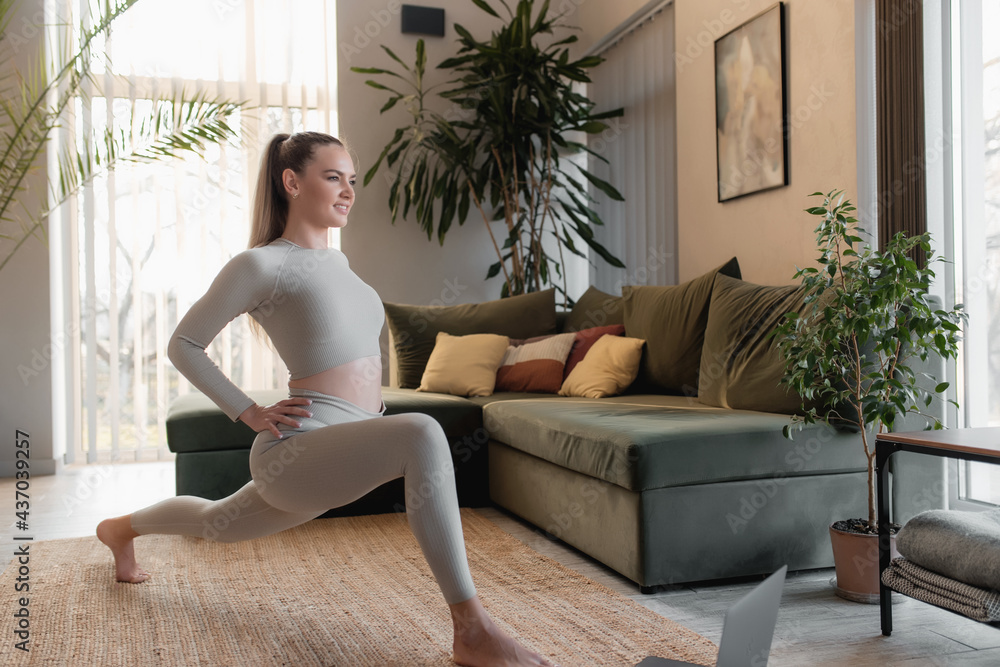 Obraz premium Healthy sport lifestyle concept, blogger girl doing sport exercises at home