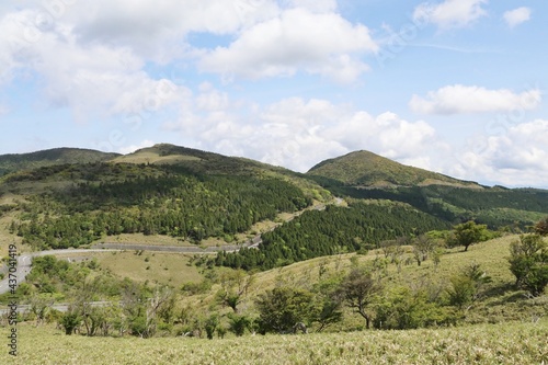 伊豆山稜歩道の風景。伊豆の山々の尾根道を歩くコース。伊豆の高原、山々を眺めを楽しみながらのウオーキング。　　風早峠からの眺望。