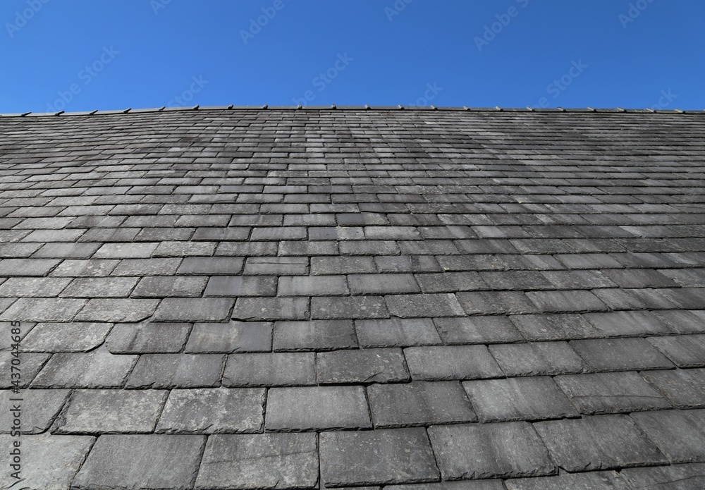 Φωτογραφία A close up view of some traditional slate tiles on a roof in Wales, UK