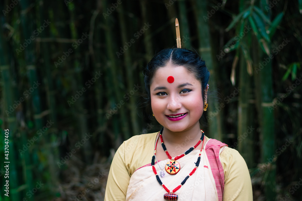 Φωτογραφία girl smiling face isolated dressed in traditional wearing on festival with blurr