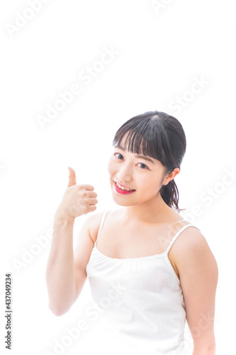 OKサインをするをする笑顔の若い女性
