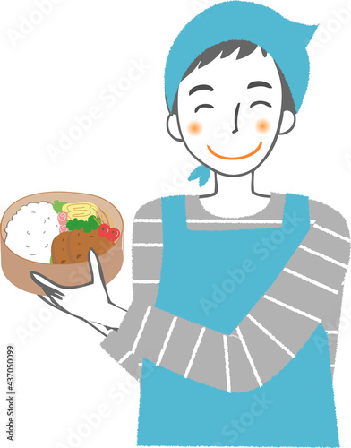 お弁当を持つエプロン姿の男性。
