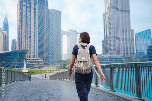 Canvas Print Young beautiful woman enjoying the view of Dubai downtown.