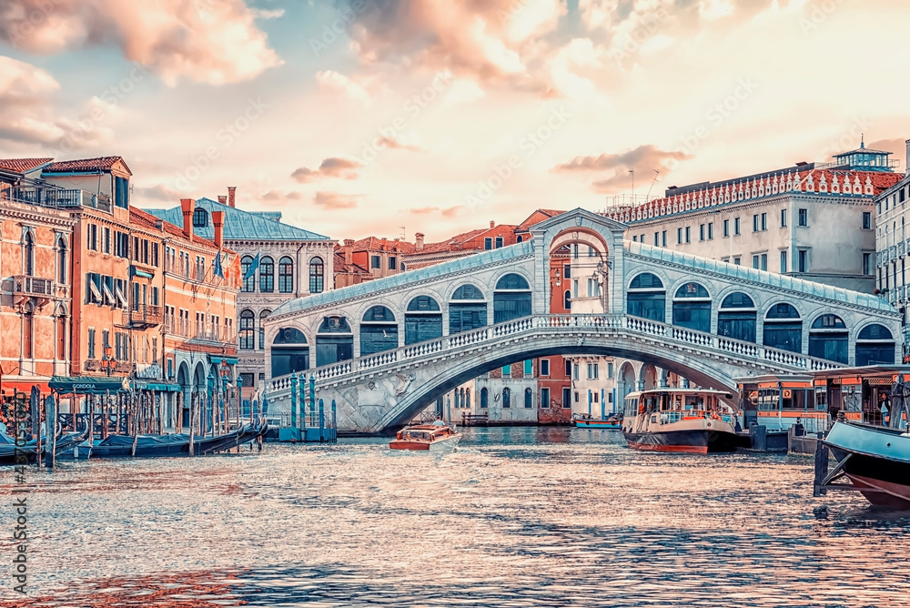 Rialto Bridge in Venise at sunset