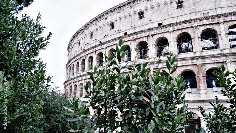Obraz premium Antique famous Colosseum ruins in Rome, Italy