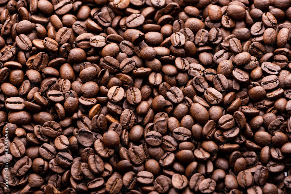 Naklejka premium Roasted coffee beans. Background and macro