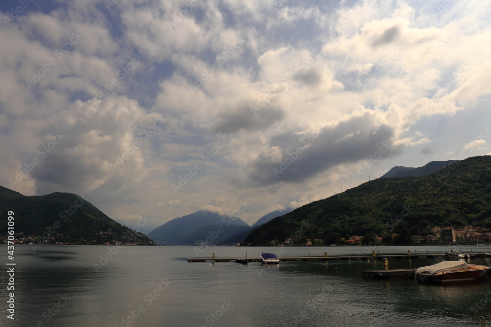 Paesaggio del Lago di Lugano con nuvole bianche