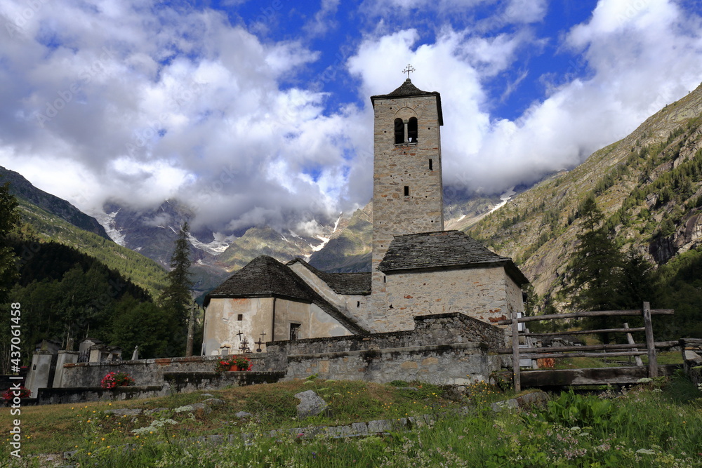 Chiesa Vecchia a Macugnaga con sfondo di montagne e nuvole n. 1