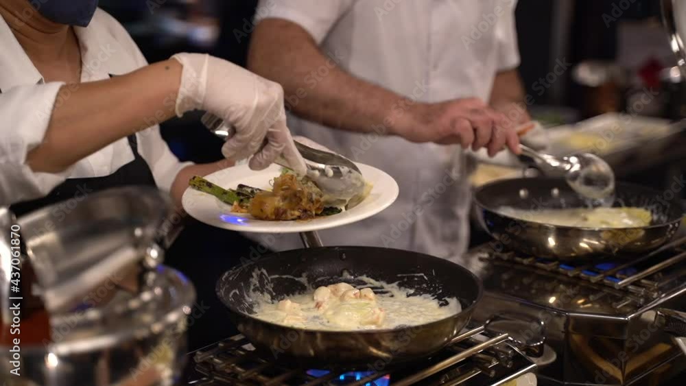 Chef preparando variedad de platos en un buffet