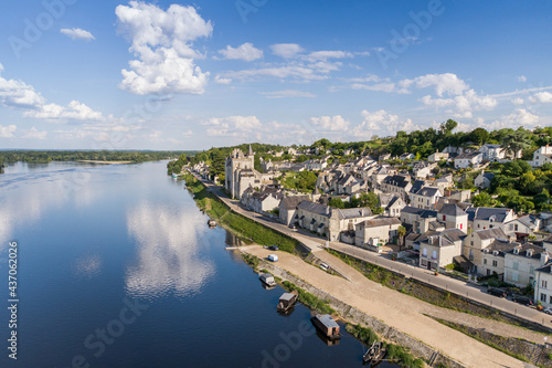 Vue aérienne de la ville de Montsoreau en France avec la riviere la Loire en premier plan