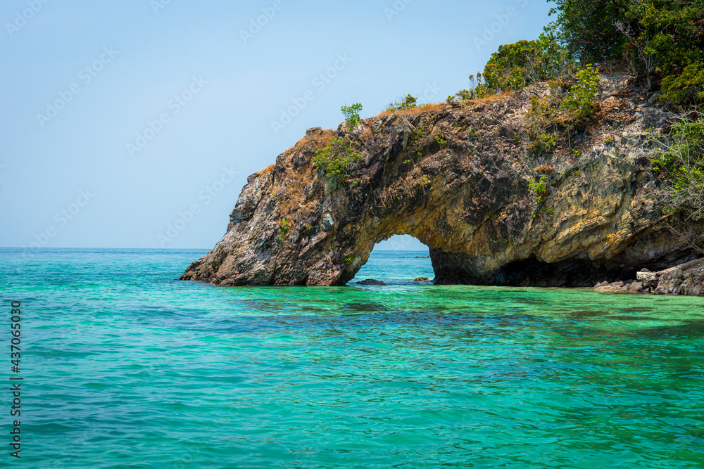 Naklejka premium Stone arch with beautiful sea ; Koh Lipe in Satun, Thailand