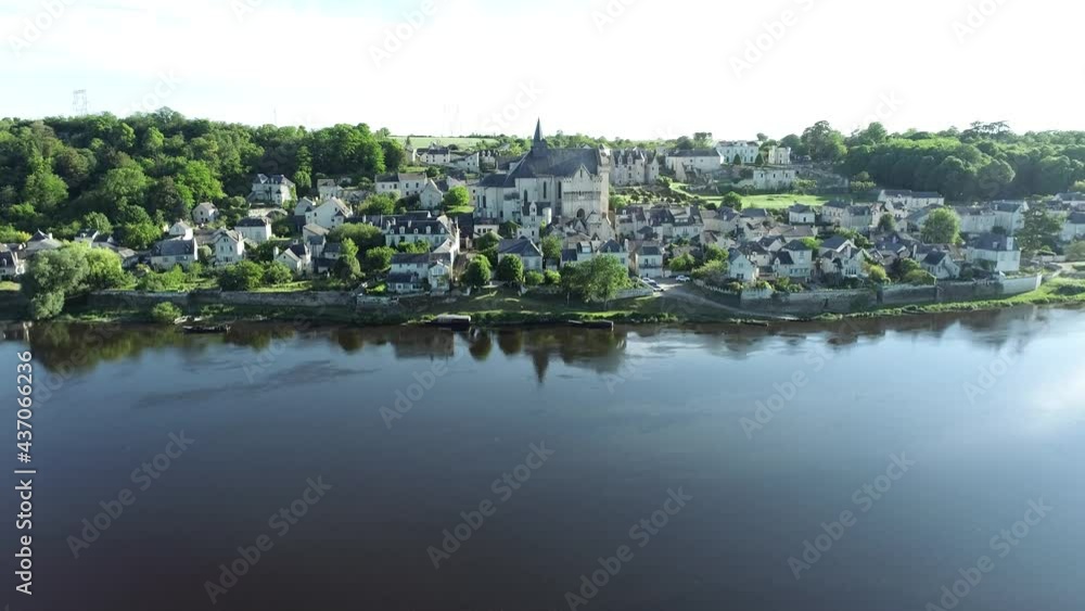 prise de vue aerienne de l'un des plus beau village de france Candes Saint Martin en Indre et Loire avec la Loire en premier plan