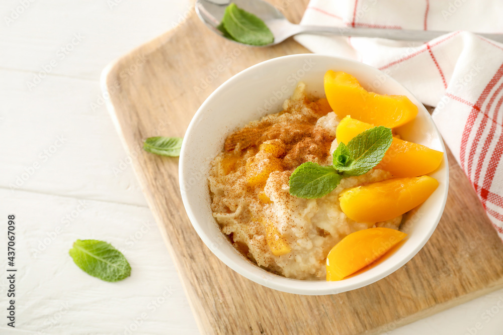 Breakfast oatmeal with peaches, cinnamon and almonds Breakfast oatmeal with peaches, cinnamon and almonds