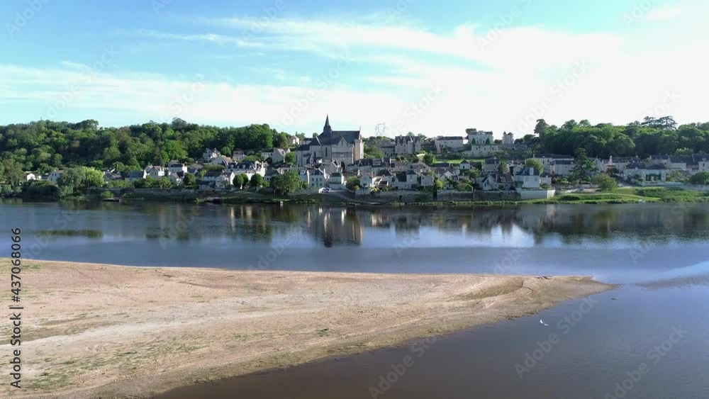 prise de vue aerienne de l'un des plus beau village de france Candes Saint Martin en Indre et Loire avec la Loire en premier plan
