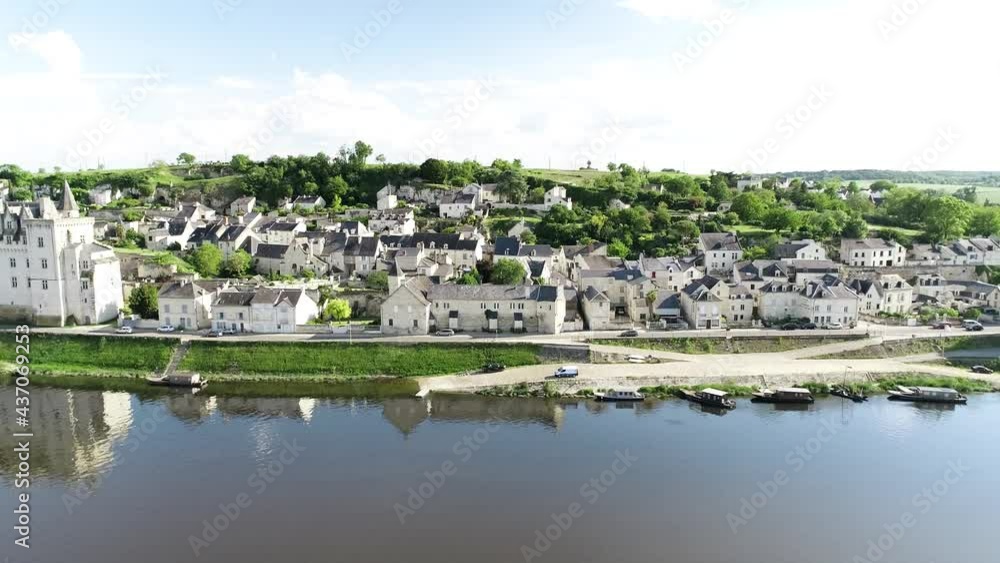 prise de vue aerienne de l'un des plus beau village de France Montsoreau dans le Maine et Loire avec la Loire en premier plan