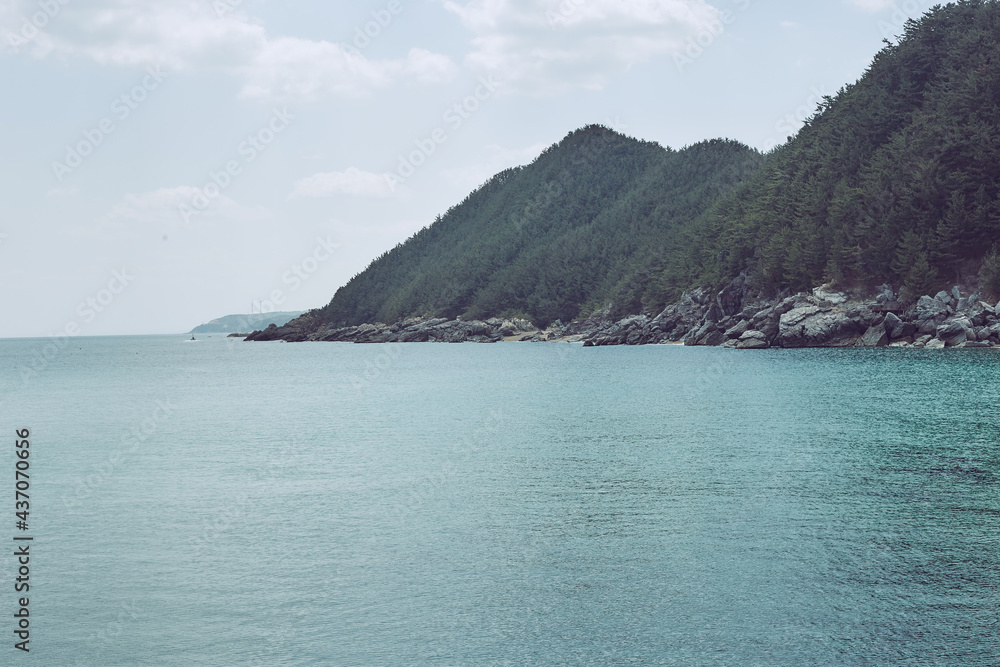 Obraz premium 바다 옆에 위치한 산