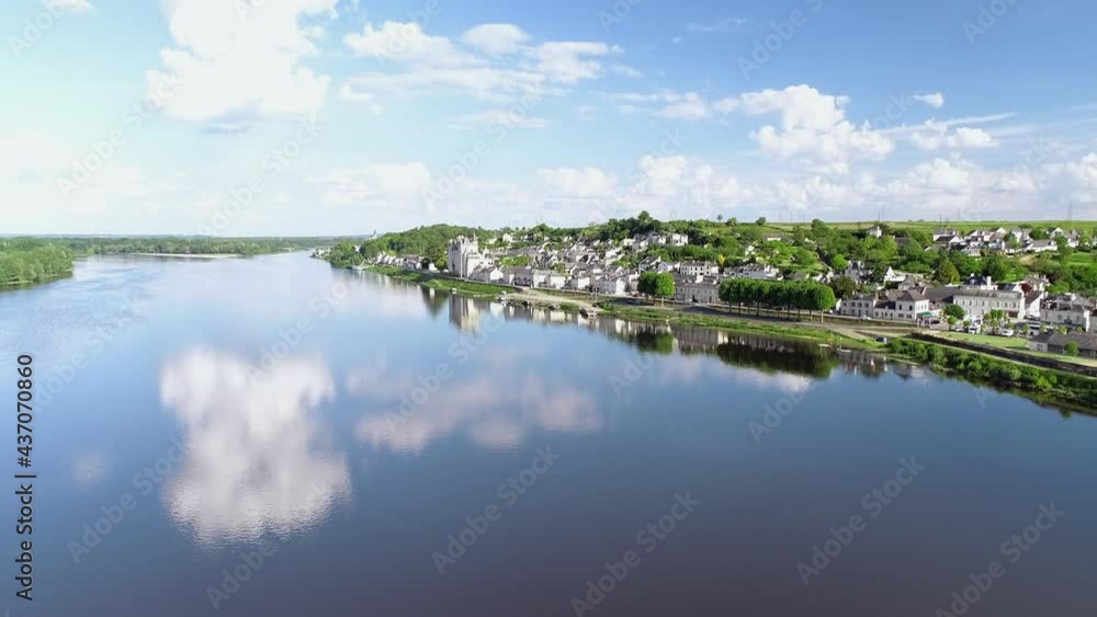 prise de vue aerienne de l'un des plus beau village de France Montsoreau dans le Maine et Loire avec la Loire en premier plan	