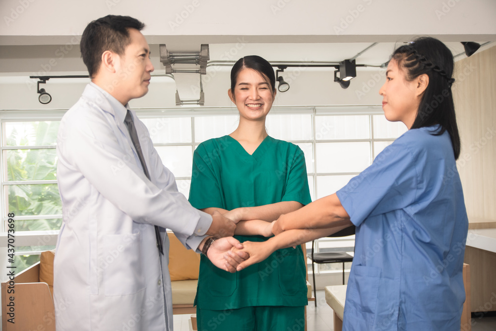 Obraz premium Teamwork doctor hand in hand union community