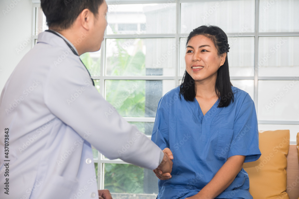 Obraz premium doctor shaking hands with patient for confidence in the treatment, Health care life insurance