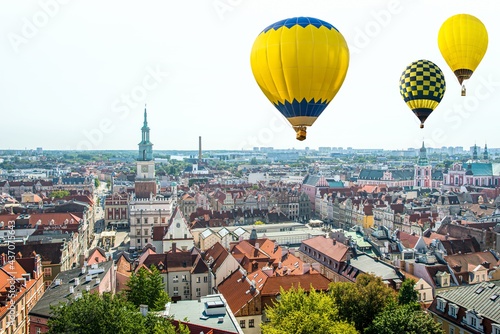 Balloon over the city , tourist flight