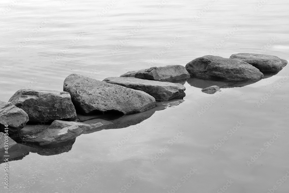 Sassi nell'acqua in bianco e nero, Stones in black and white in the water Sassi nell'acqua in bianco e nero, Stones in black and white in the water