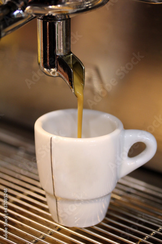 taza de café expreso en maquina cafetera