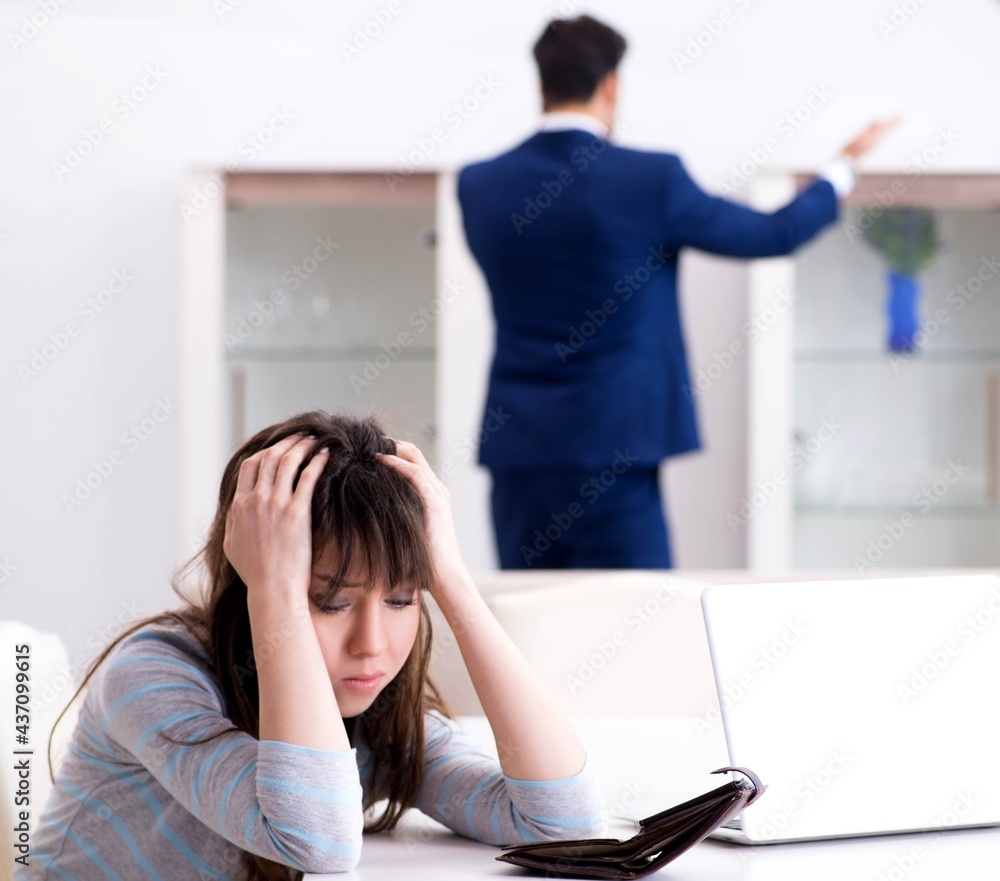 Bankrupt family with no cash at home Bankrupt family with no cash at home