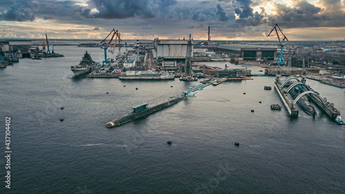 Obraz na płótnie nuclear submarine at Sevmash shipyard w salonie