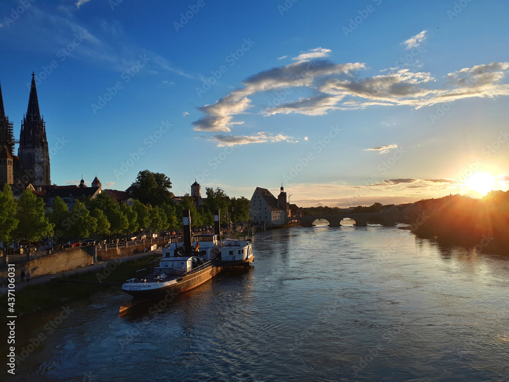 Regensburg, Deutschland: Die Stadt im abendlichen Licht