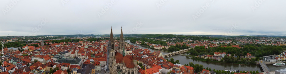Regensburg, Deutschland: Panorama mit dem Dom im Zentrum