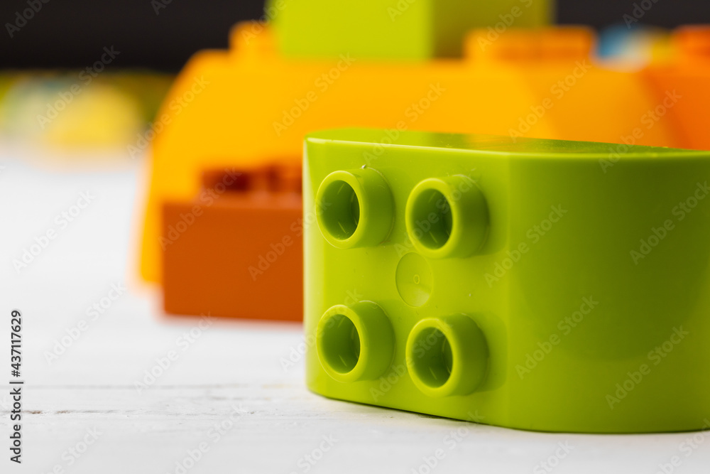 Naklejka premium Toy building kit details on wooden background