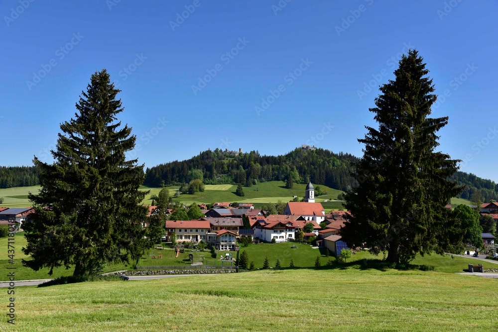 Eisenberg im Allgäu mit Ruine Freyberg und Eisenberg
im Sommer Eisenberg im Allgäu mit Ruine Freyberg und Eisenberg
im Sommer