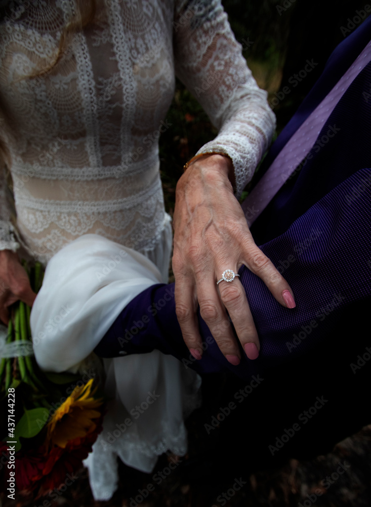 hands of the groom