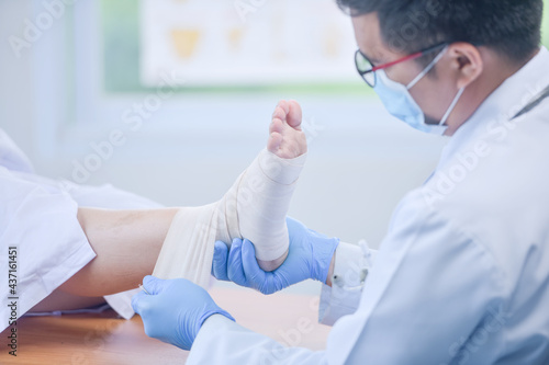 Принти на полотні Going to analyze the cause of ankle bone degeneration In his office at the hospi