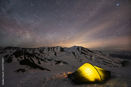 雪山でテントから星空を見る