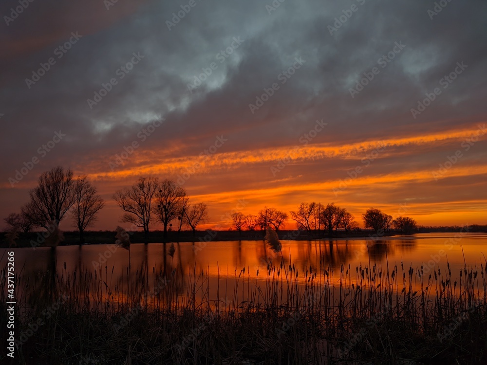 Obraz premium sunrise over the river