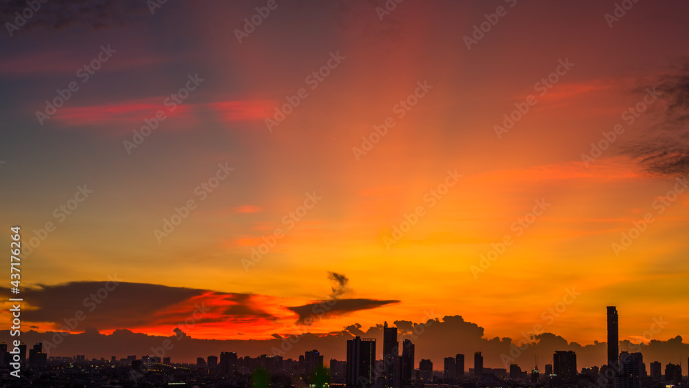 Fototapeta premium panoramic high-angle evening background of the city view,with natural beauty and blurred sunsets in the evening and the wind blowing all the time,showing the distribution of city center accommodation
